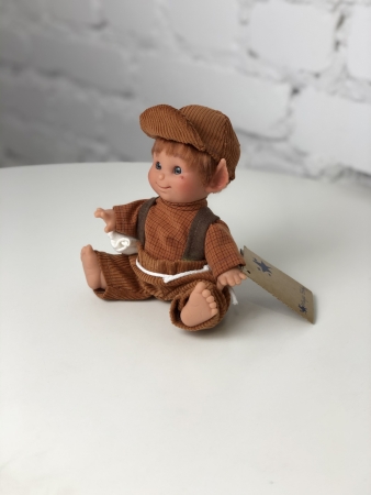 картинка испанские Кукла "Домовёнок", мальчик, в коричневом комбинезоне и кепочке, 18 см, арт. 151-3 интернет-магазин TuKiTu.ru